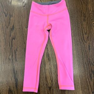 Women’s Lululemon reversible pink/gray cropped leggings - size 4